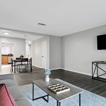 Sweetwater 8B I Beautiful 2Bd Apt I Free Parking
